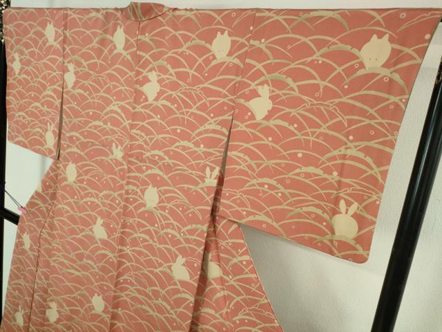 平和屋着物●極上　青山みとも　付下げ小紋　雪芝　兎　うさぎ　退紅色地　鬼しぼ縮緬　逸品　DZAB4388kh6 - Image 4